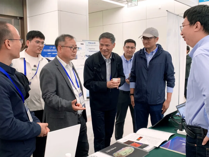 展会现场学者访问振电科技仪器设备图